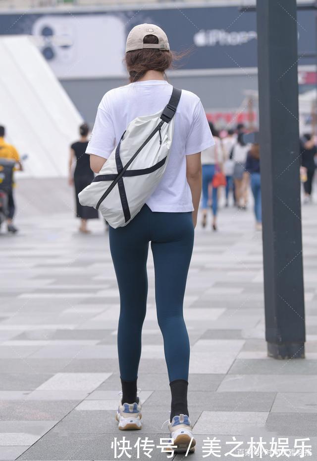 复古|打底裤的搭配复古感觉,展现更加轻松的装扮,呈现出别具一格的美