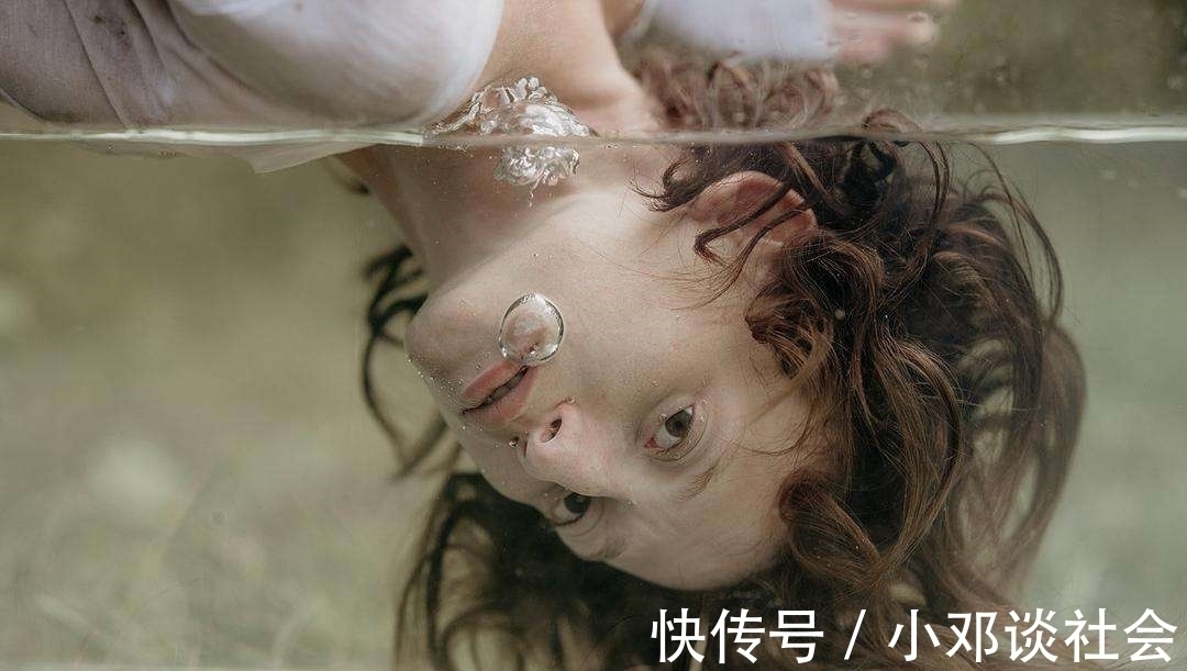 忽视|每个和父母“不亲”的人,都经历过这些“忽视”,大多数人都中了