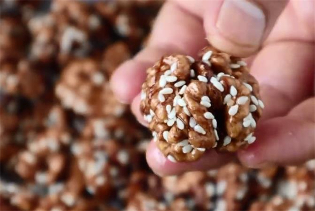 核桃仁|想吃琥珀核桃不用出去买，手把手教你在家做，香甜又酥脆