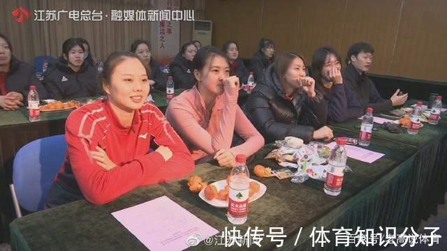 江苏女排|蔡斌执教女排壮行会在江苏举行,龚翔宇代表全队献花,张常宁现身