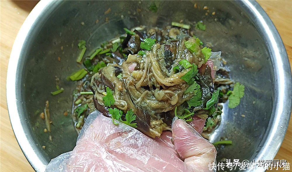 大蒜|茄子别再炒着吃了,试试这道手撕茄子,既开胃又解馋,好吃又下饭