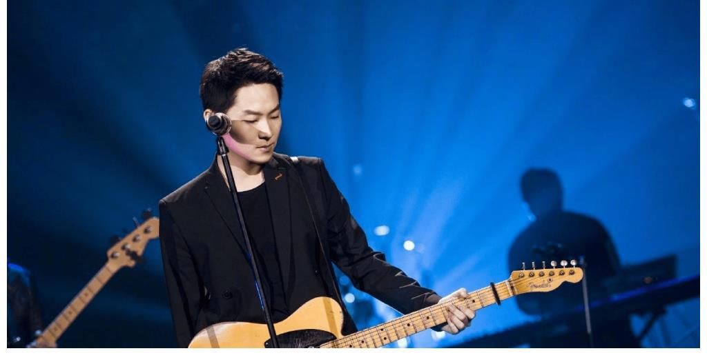 終于，《中國好聲音》在播出十周年之際把節(jié)目做成了低配版《超女快男》