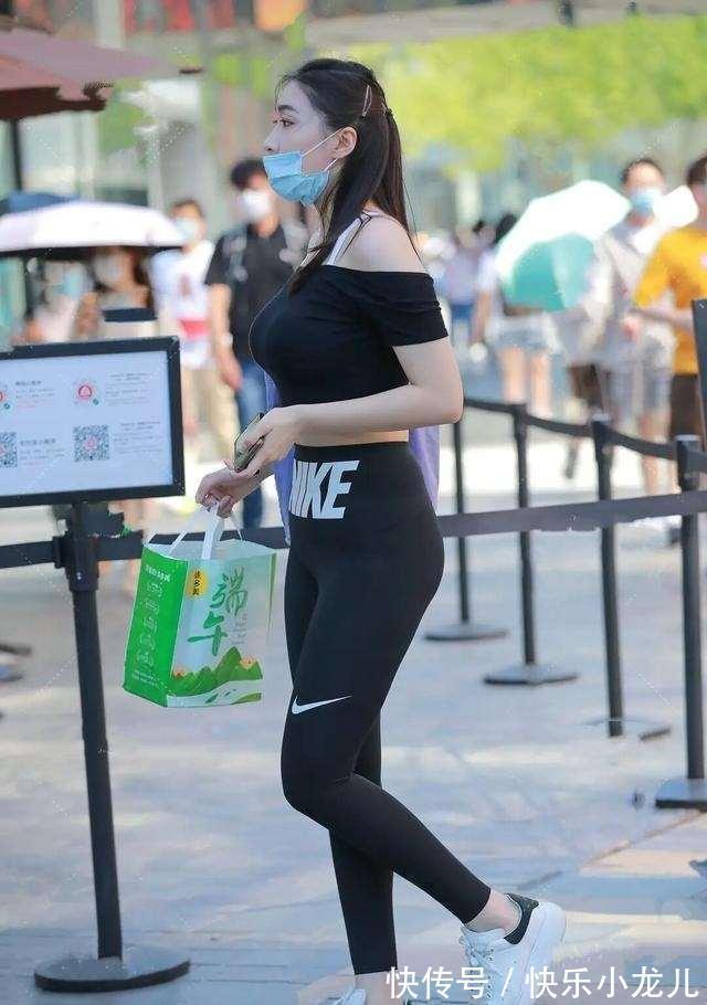 减龄 简单方便的打底裤穿出女神气质,穿出雅致的高级感,俏皮减龄