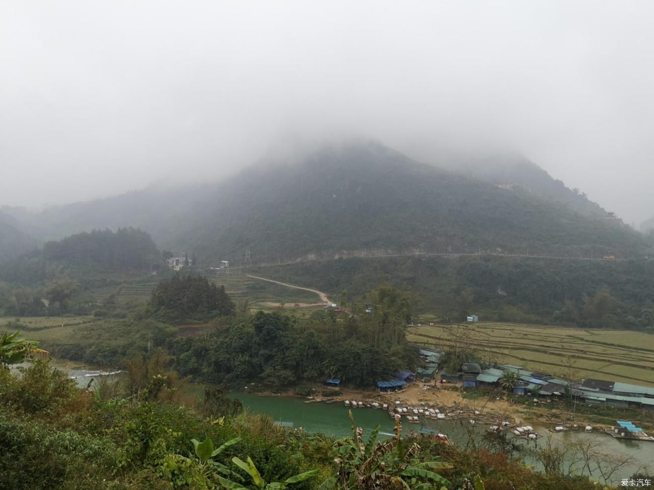 德天大瀑布好壮观，青山碧水的的自然风光无限美好！