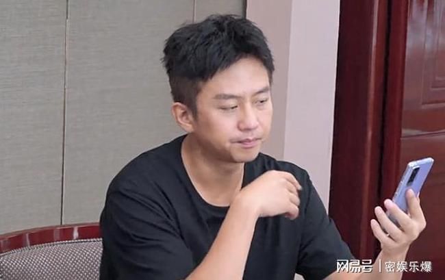 导游|邓超成5哈替补导游,不拿导游旗却挂绶带,看清上面的字没毛病