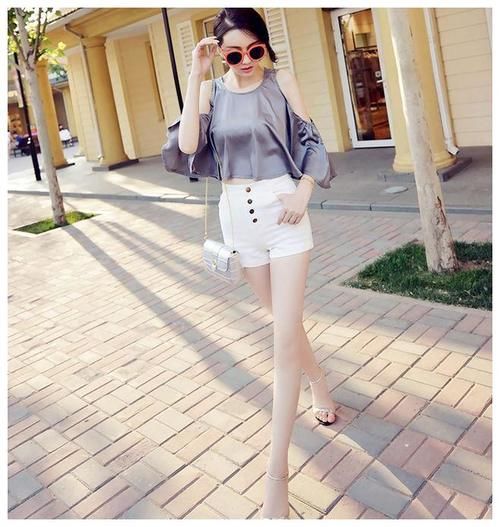 小姐姐穿上牛仔裤，穿出简约从容的潮流感，让人美不胜收！