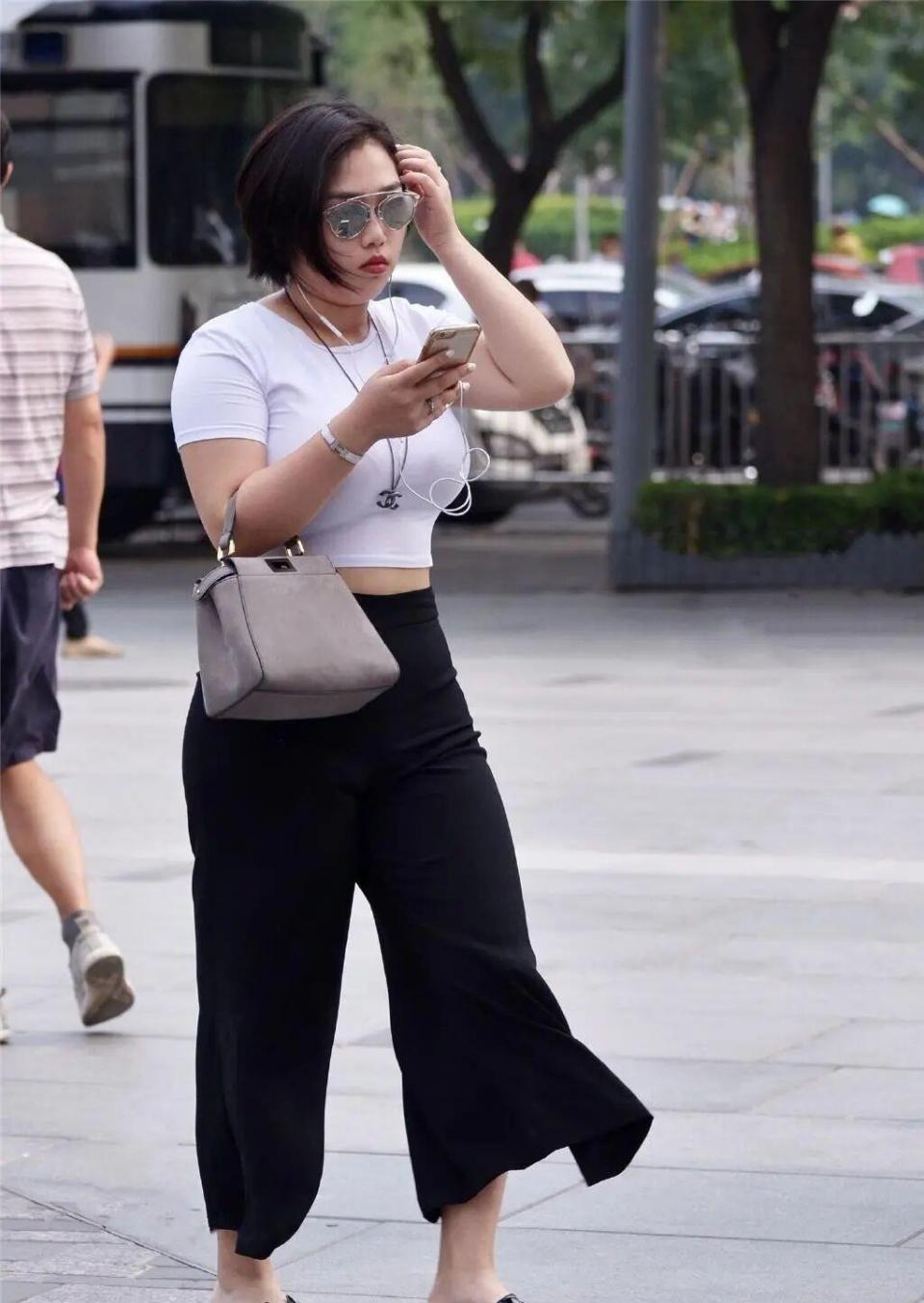 喜欢|美女街拍:微胖的北方美女,爸爸喜欢的类型,结婚后可能会有很多后代