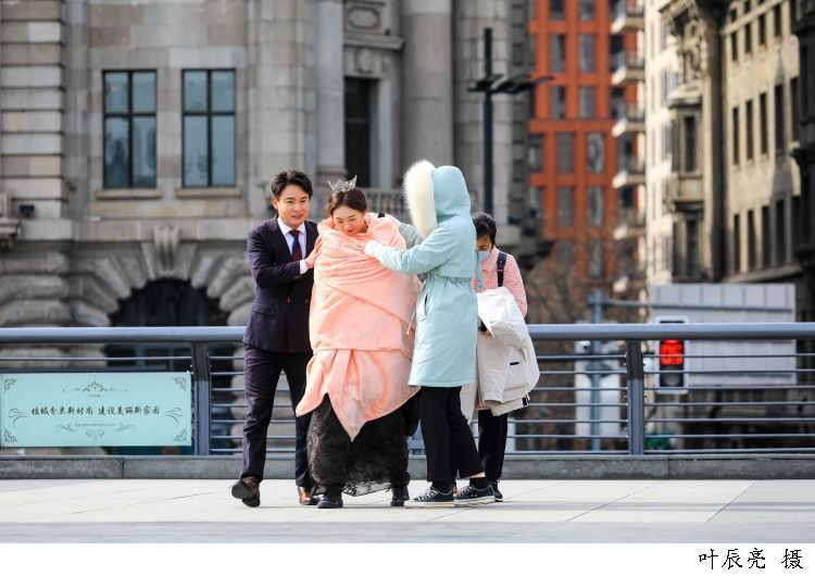 寒潮威力初显,今天最高温度仅-3.3℃,有人裹成“肉粽”,有人在外滩拍婚纱照