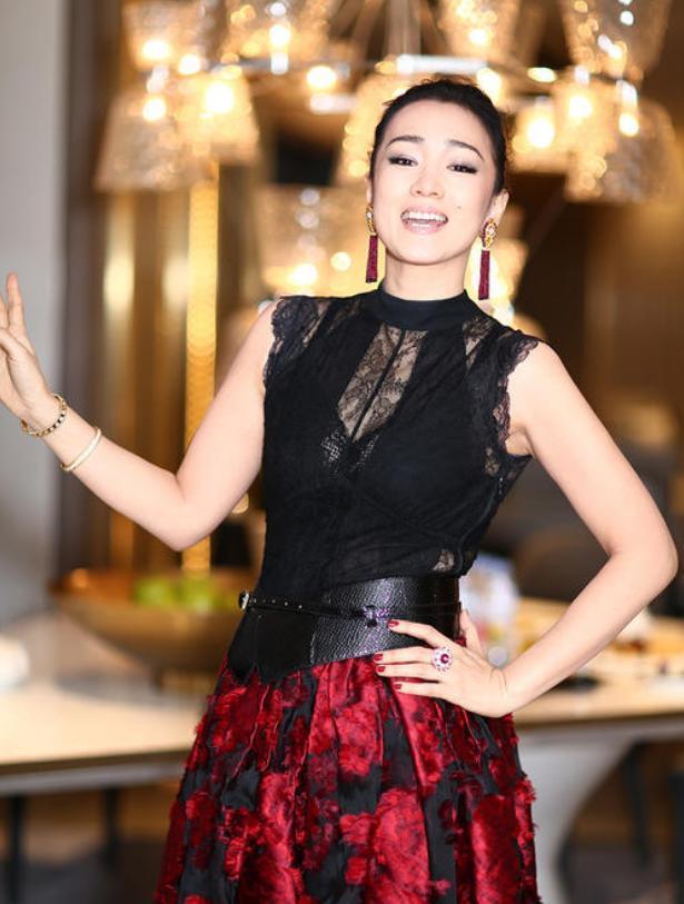 肉感|54岁巩俐胖了更丰满,穿紧身衣现多肉身材,意外勒出赘肉真尴尬