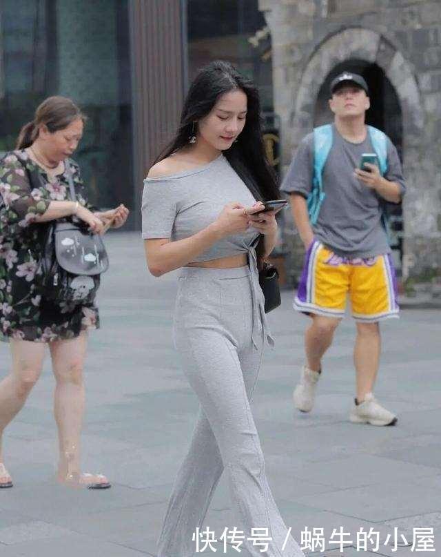 白色衬衫 白色露腰上衣搭配白色露腰打底裤,不同风格的搭配,显身材性感