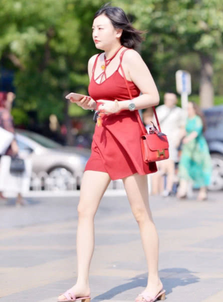 街拍穿红色连衣裙的小姐姐,气场全开自信满满