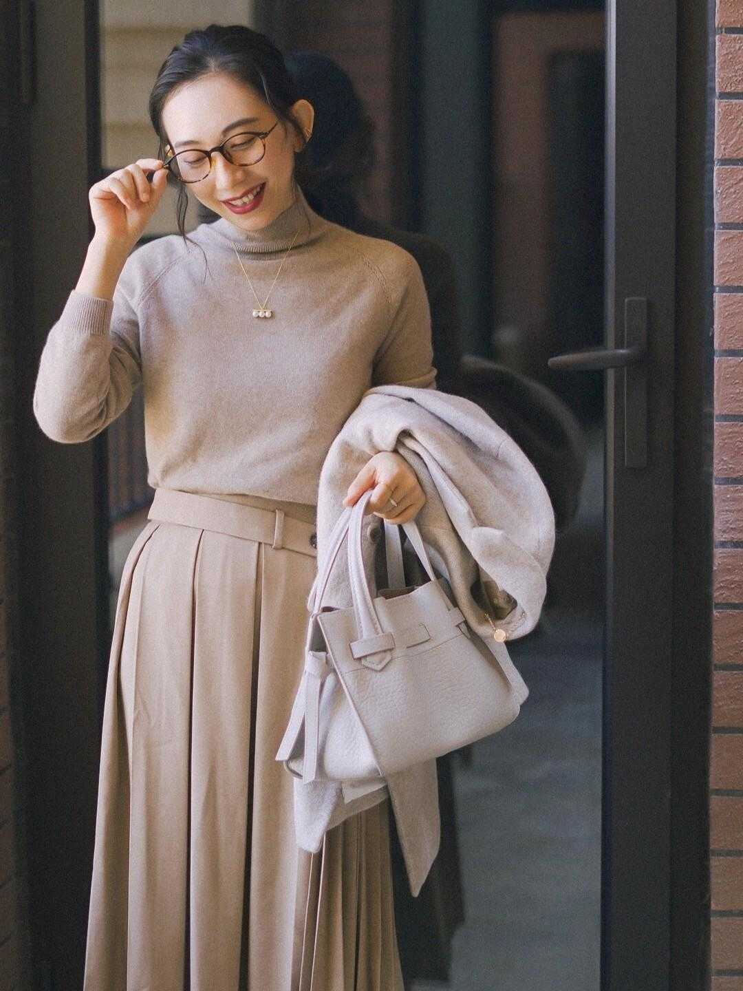 中年发福 40+发福应该怎么学穿搭,衣服素雅,款式简单,依然很好看