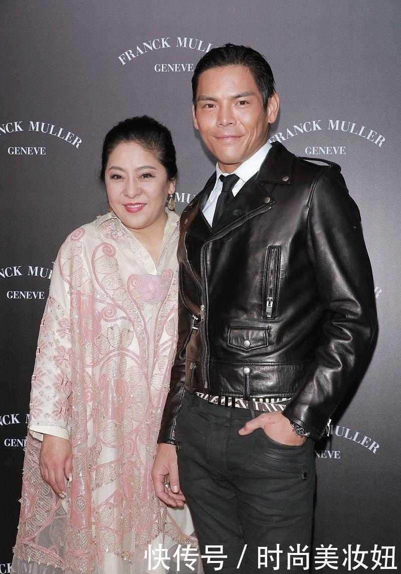 版型|向太这回真长脸了,一袭粉色娃娃裙配丸子头洋气减龄,气质绝了