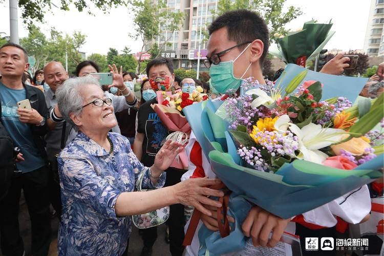 拥抱、欢乐、合影...2021年高考，落幕！|实拍| 藏千茗