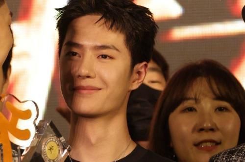 练习生|乐华年会有多土？艺人全程都在憋笑，王一博被赞太理智