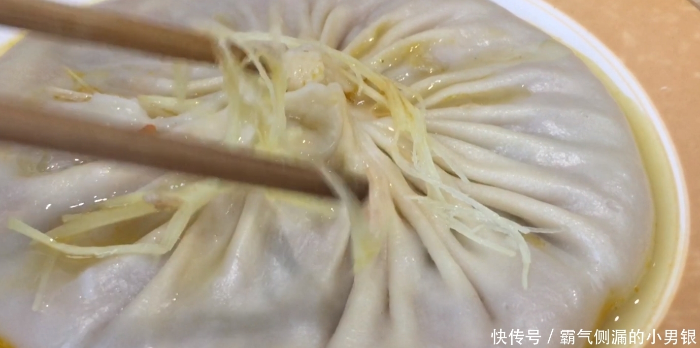 断货|小伙开早餐店,一个包子卖50元,路人排队购买,经常卖到断货