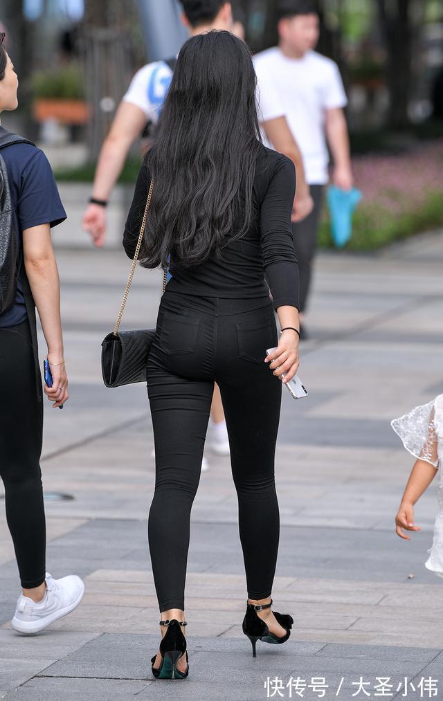 牛仔裤|美女街拍:黑色牛仔裤,时尚且百搭,轻松组合出百变的造型,靓丽休闲又大方