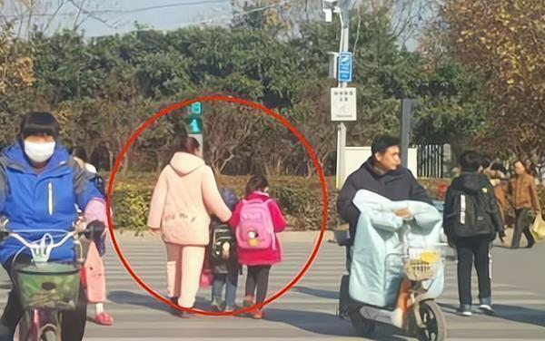 妈妈们|中国幼儿园门口是“睡衣妈妈”，日本幼儿园门口堪比“选美大赛”