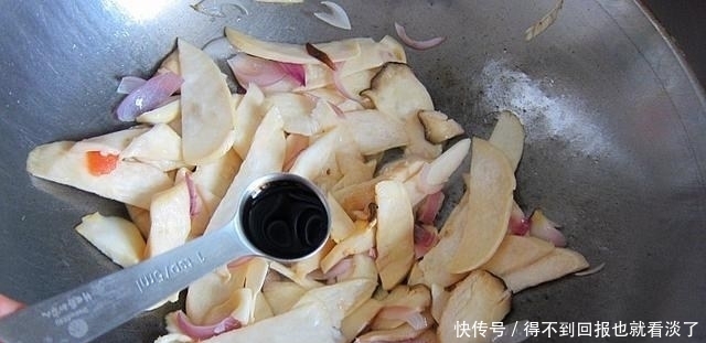 婆婆的晚餐,晒到朋友圈,几十年不变的样子,就是爱吃这样的菜