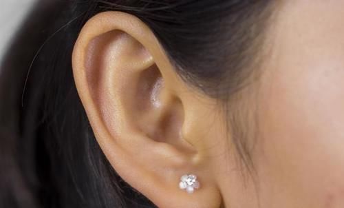 耳朵|为什么有的人耳朵会“流油”?是优势还是劣势?听听医生怎么说