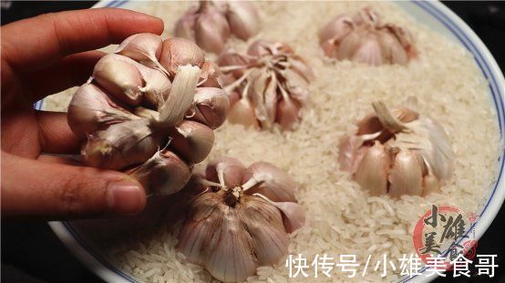 今天才知道,往大米里放6颗大蒜,作用这么厉害,一年省下好多钱