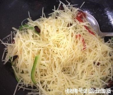 炒土豆丝时，放醋顺序是关键，很多人不懂，难怪炒出来不够香