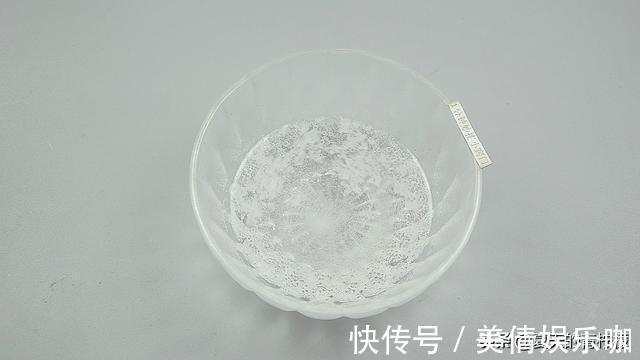 每次洗衣服前倒一碗,不管多脏的衣服,洗完后洁白如新,又学一招