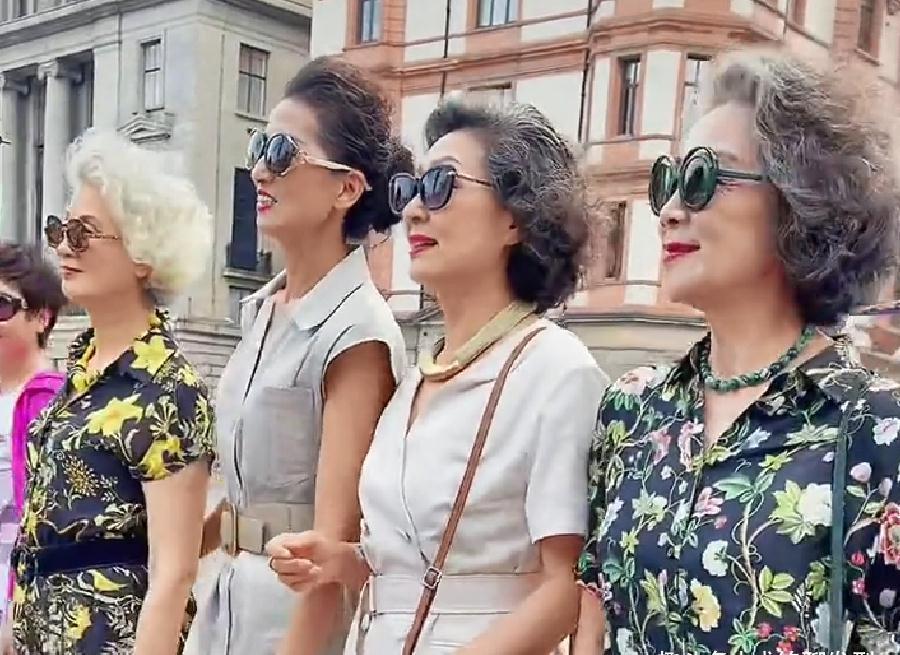 白发 这才是老年人最美的发型,蓬松卷发知性优雅,花白发更显成熟魅力