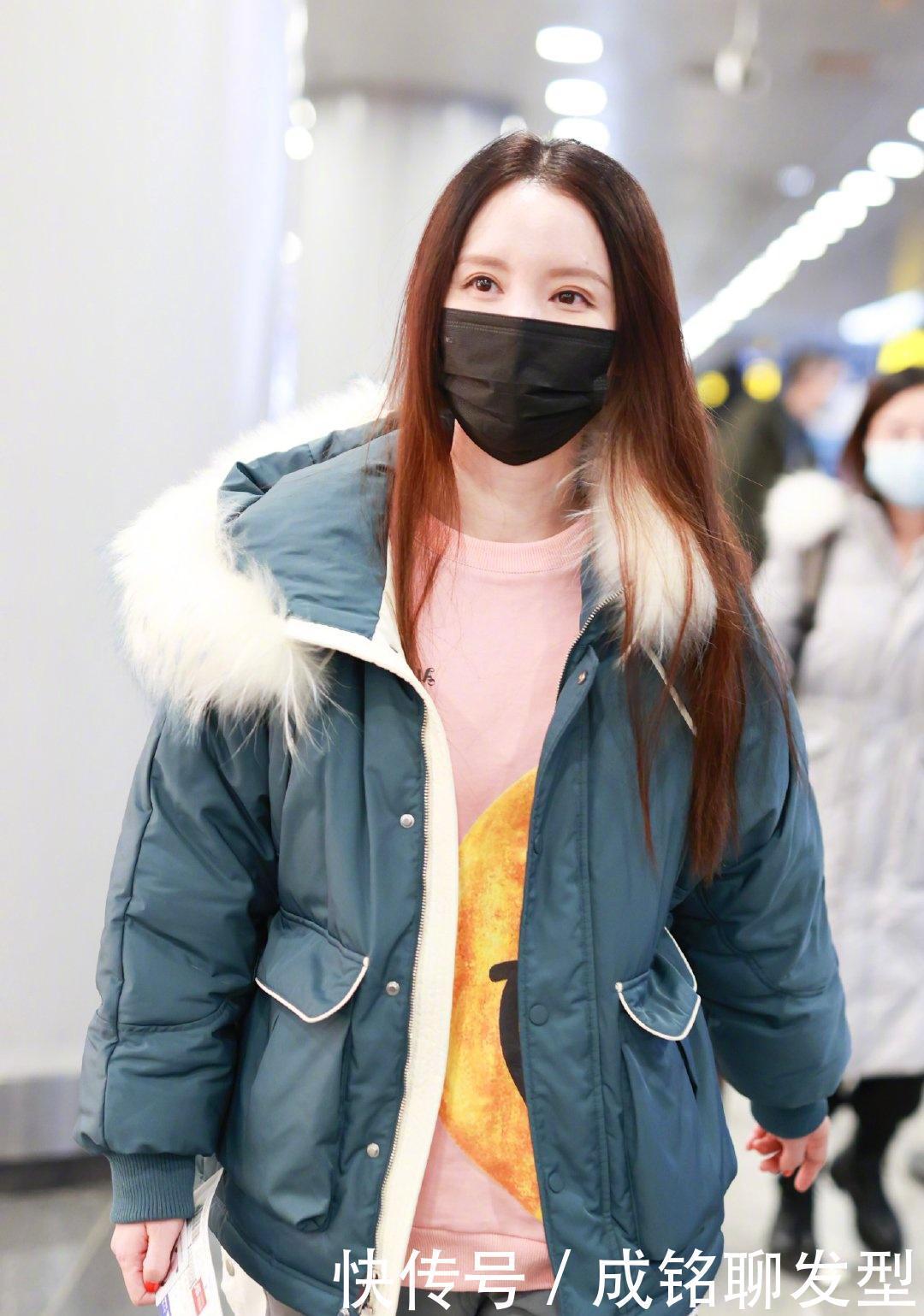 简单|老板娘张萌真会凹造型,粉色毛衣配毛领调外套,保暖时尚又减龄