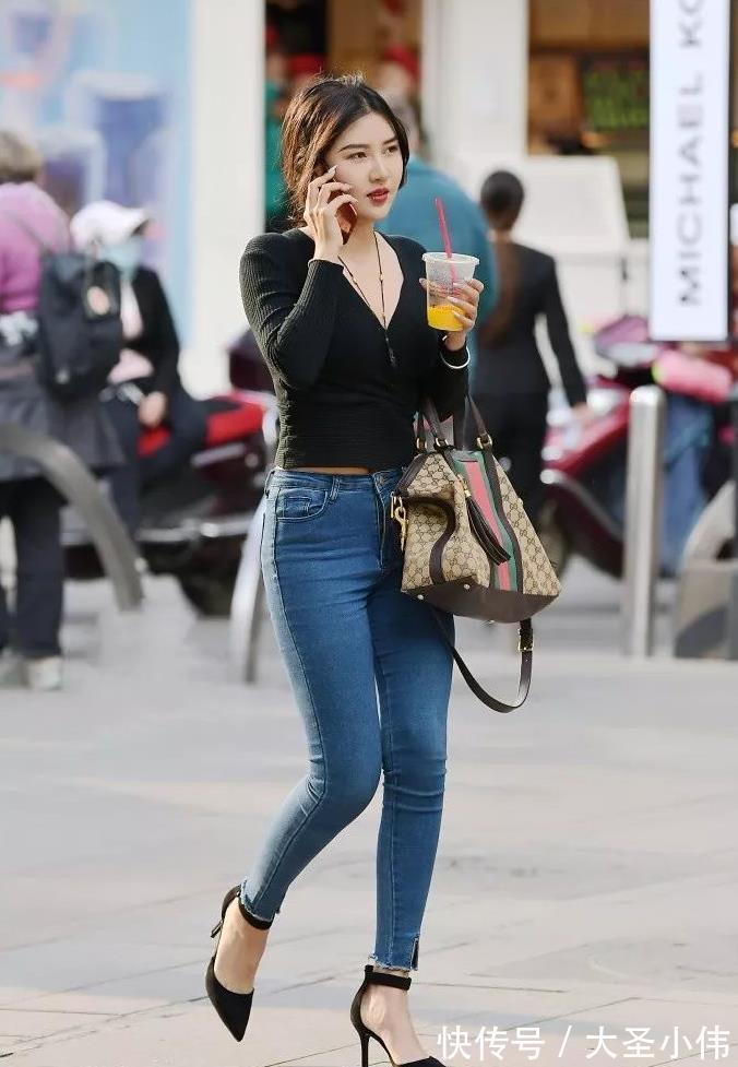 穿搭|美女街拍:小姐姐的穿搭很有趣,不仅时尚感强,非常精致的脸庞特别的讨喜!