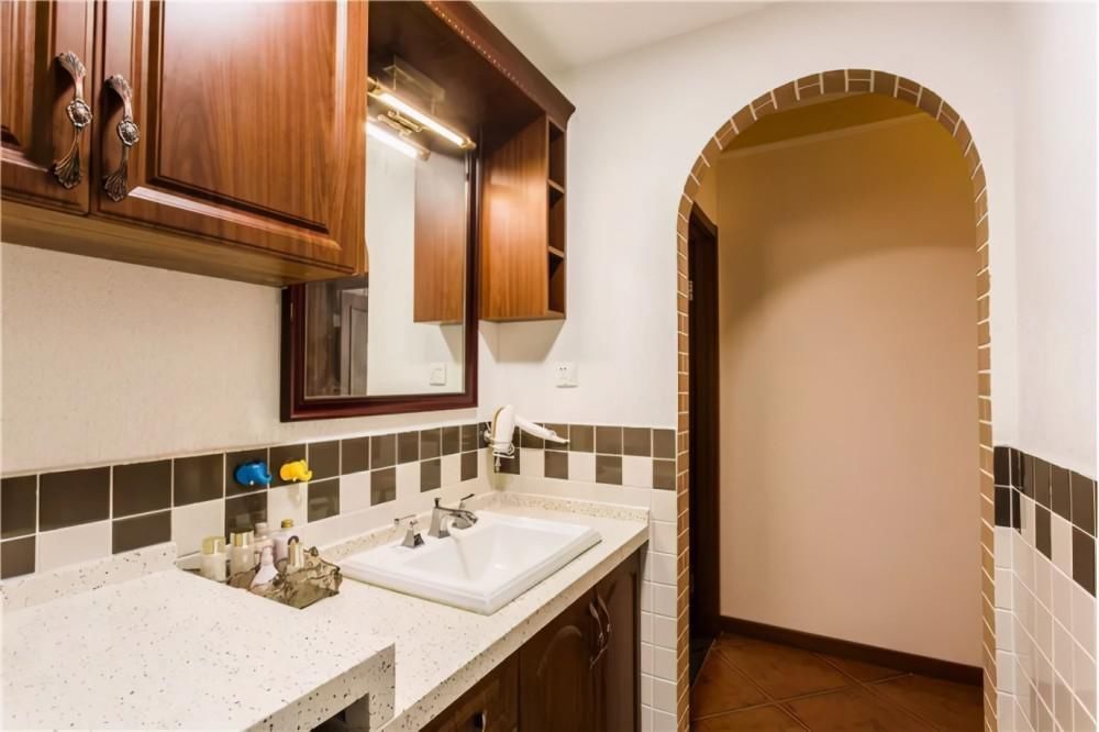 121平美式田园风空间,铁艺栅栏构建隐秘