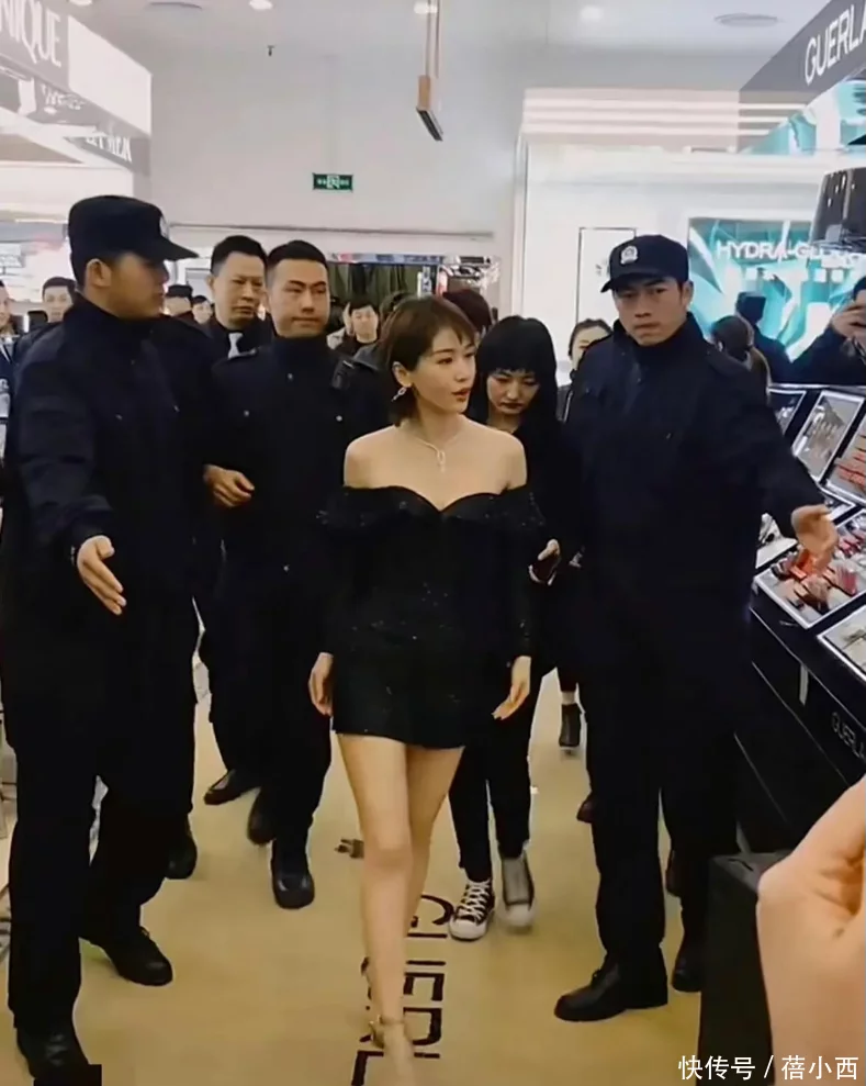 “王子文”才是超模气质，穿露肩连衣裙好性感，一般人驾驭不住