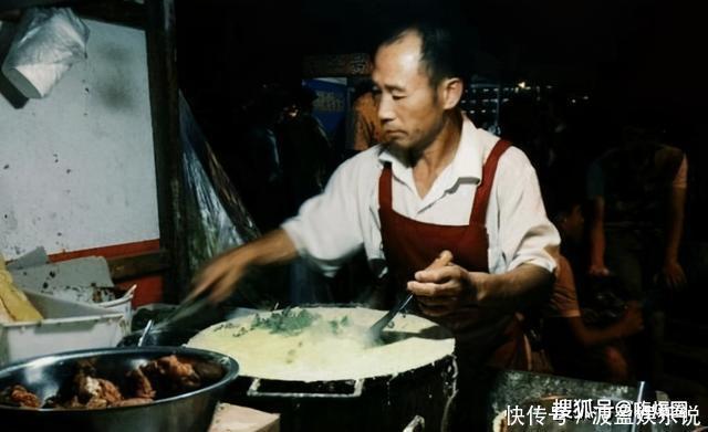 6岁男孩每天都用假钞买煎饼,老板从未拆穿过,20年后惊喜来了