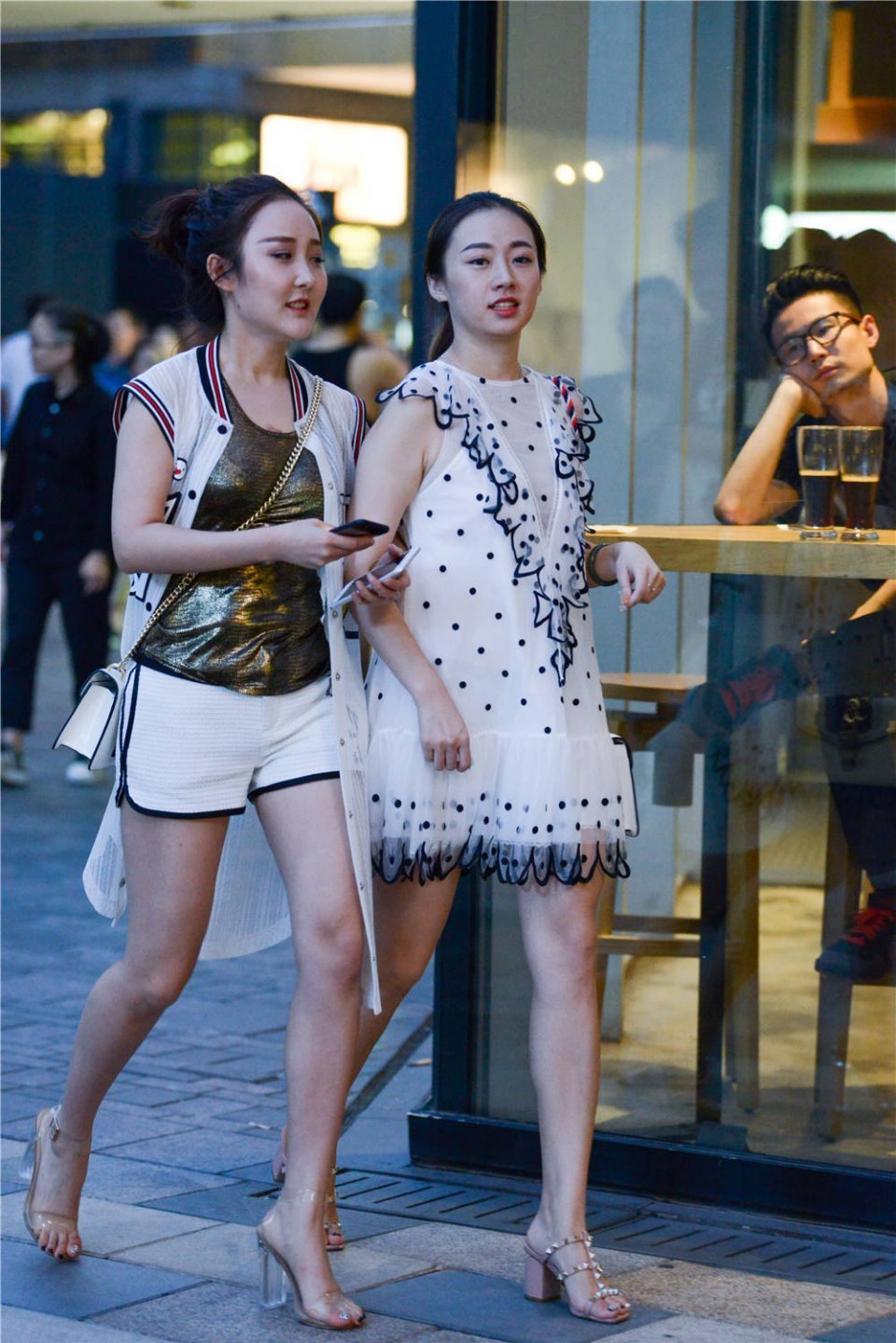 街拍:不喜欢一个人逛街,就约上自己的姐妹,当然搭配也不能差了