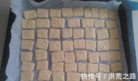 想吃苏打饼干不用买，1碗面粉自己在家做，不加黄油，更营养健康！