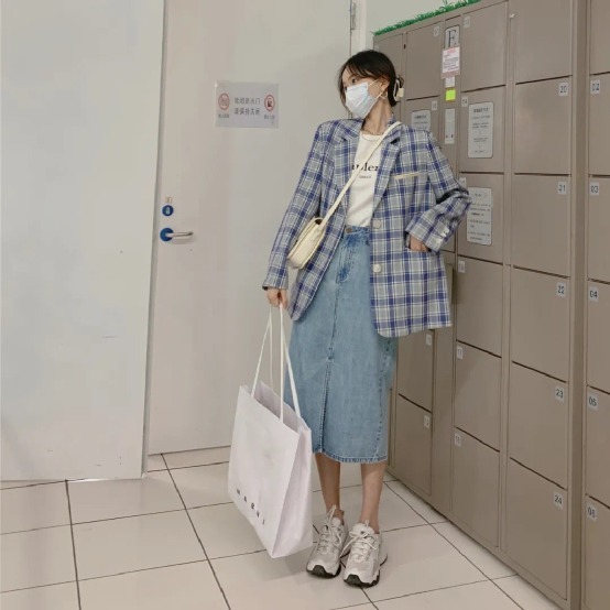 初春的温柔穿搭得这样穿!薄外套+奶油裙,真女人的时髦穿法