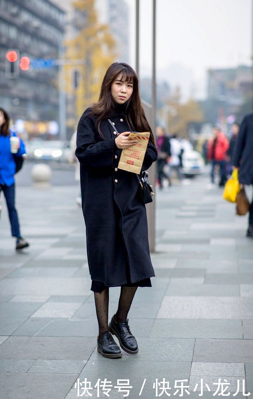 不过时的黑色大衣有多好穿？看了你就知道，给你冬日的法式优雅
