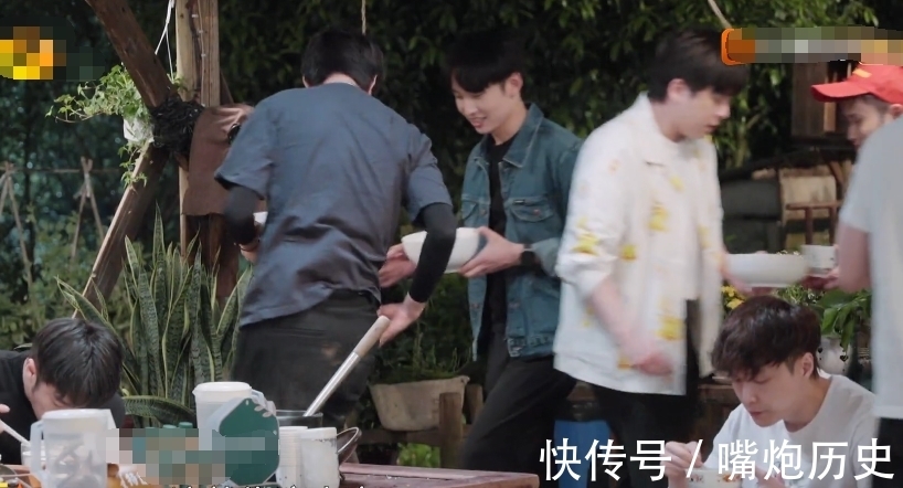 《向往》来了10人帮忙种树,黄磊却因其中一人生气,直呼要打他!