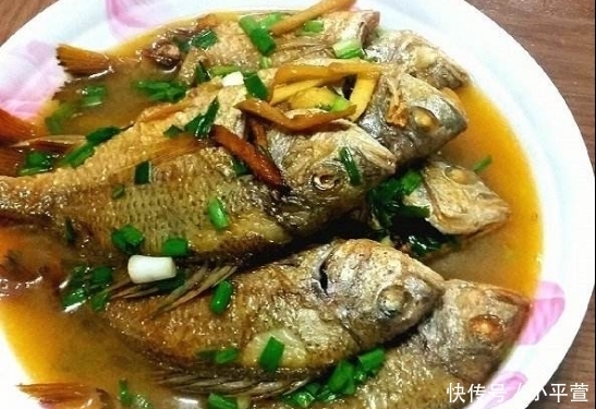 不粘锅|不管煎什么鱼,煎鱼前多做一步,鱼皮不破不粘锅,肉嫩还入味