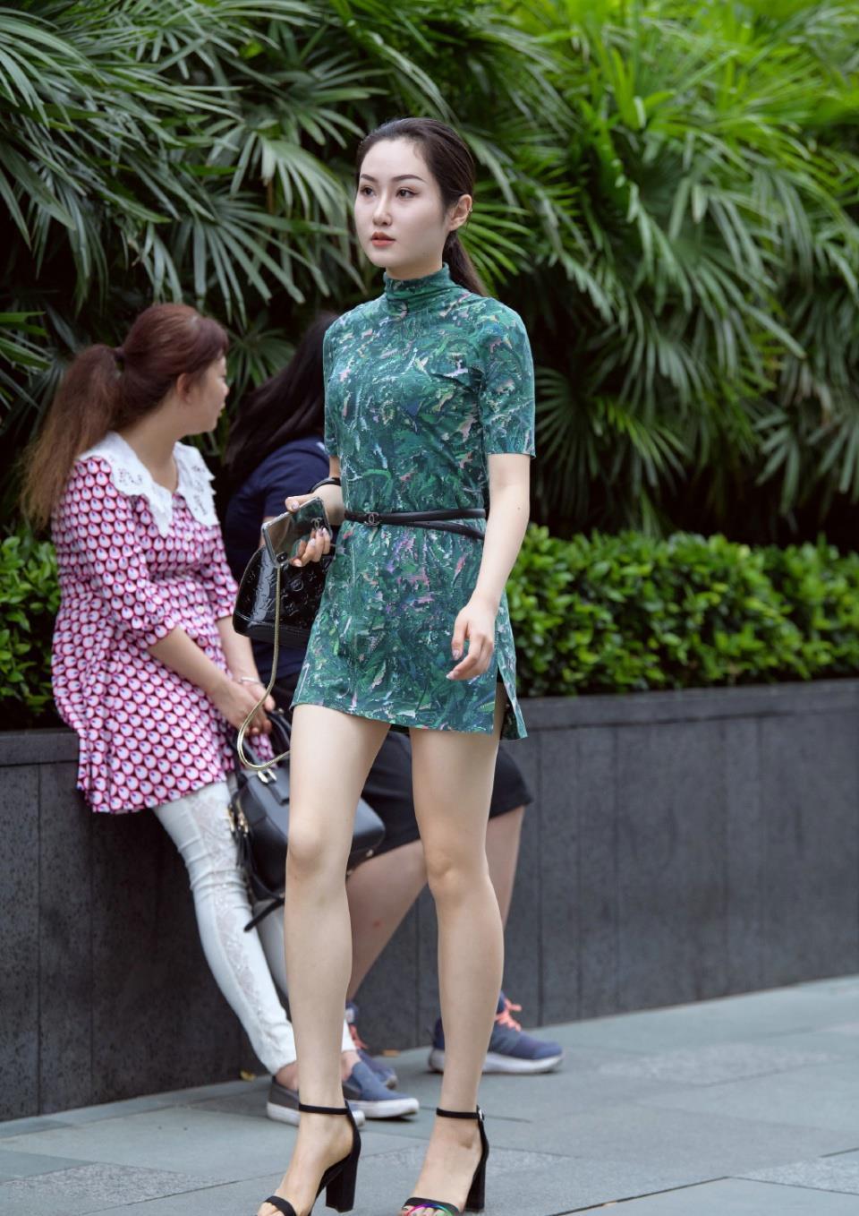 小姐姐|碎花直筒裙，中领的设计非常显气质，轻松打造出靓丽减龄的美