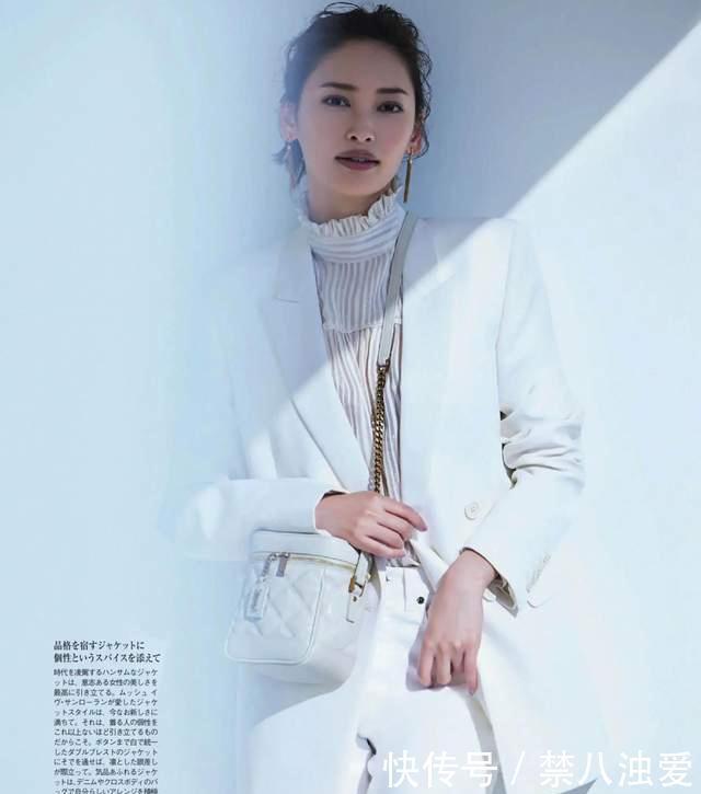 21年早春少不了的颜色:一抹纯净清透的白,让高级感与减龄感同在