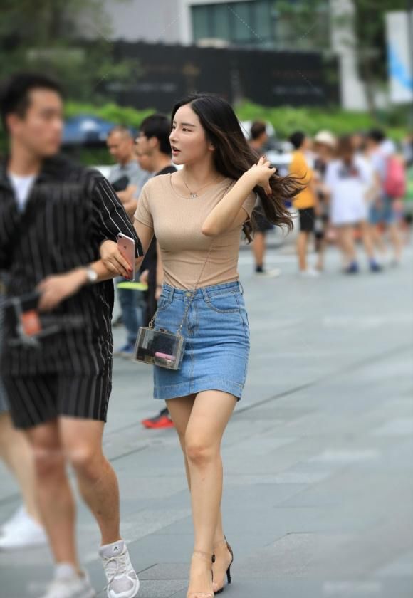 时髦的牛仔短裙，配咖色短袖衫，修身又显气质，穿出青春潇洒的美