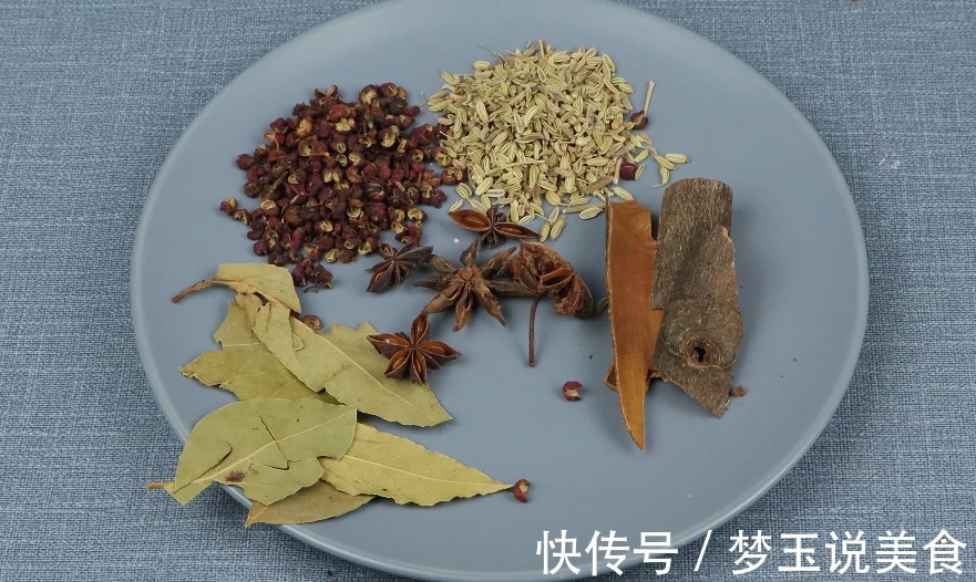 做辣椒油时,直接淋热油是错误的,教你一个做法,辣椒油又香又辣!