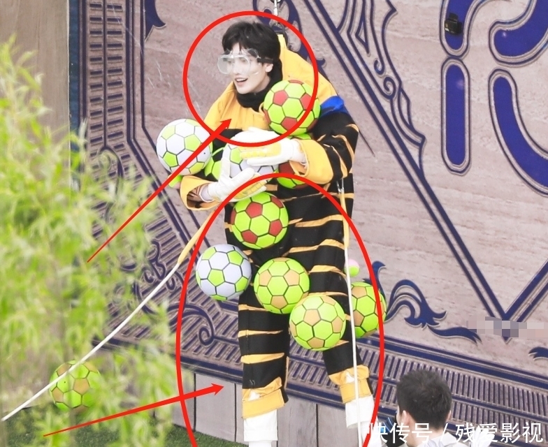 跑男9路透曝光,本以为蔡徐坤造型够吸睛,却被毕雯珺腿长看愣