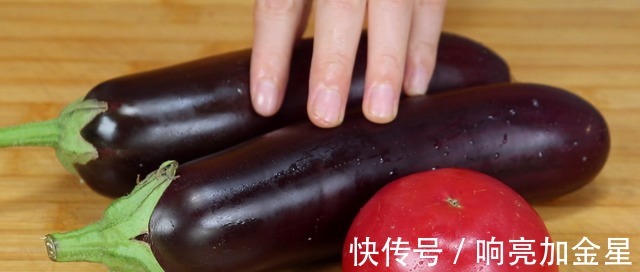 茄子里加1个西红柿,这样做太香了,很多人没试过,比吃肉解馋!