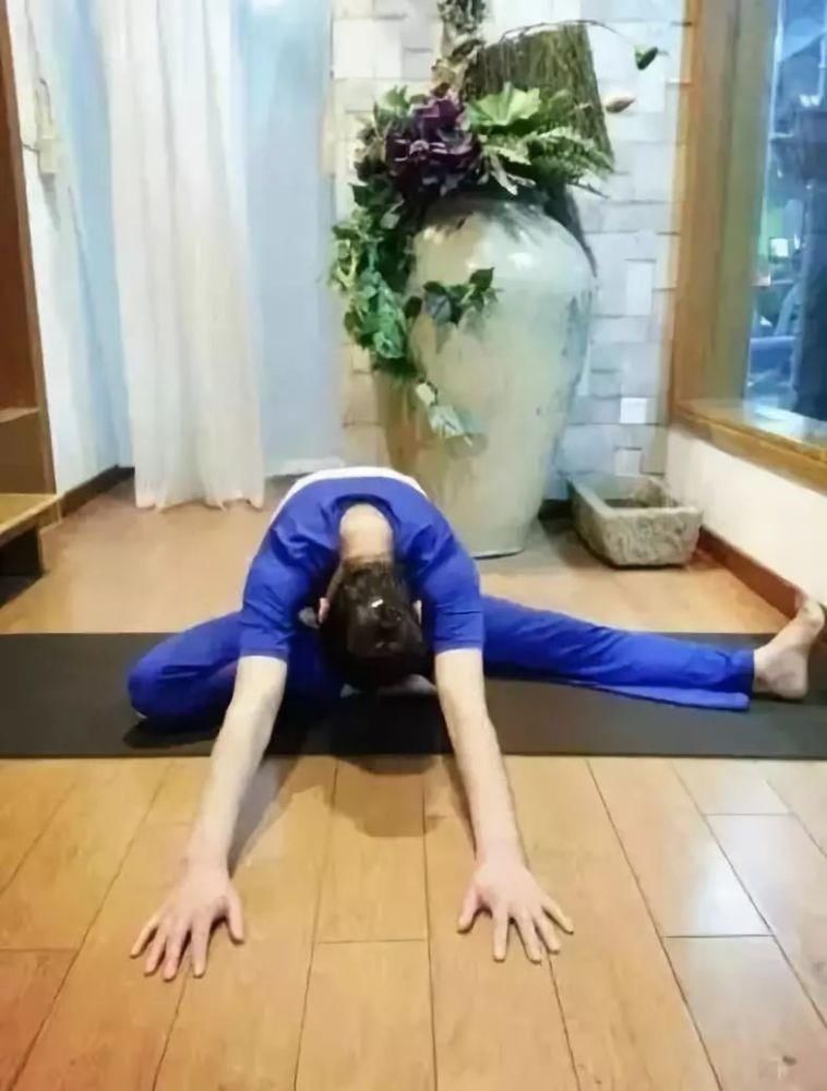 髋关节|睡前这样趴10分钟，等于跑步1小时，一周瘦7斤，腰细了