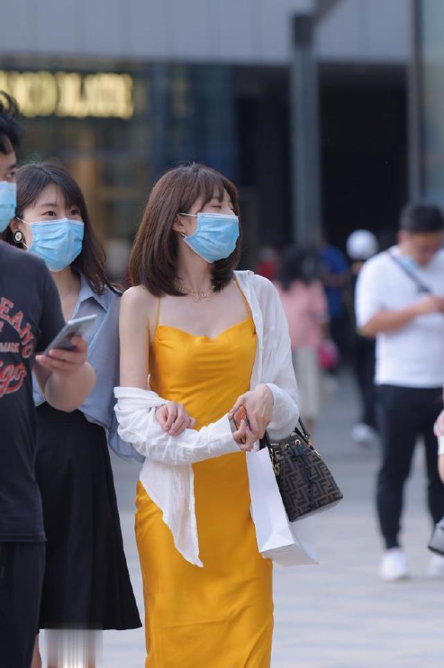 连衣裙 美女连衣裙“独特”穿法,展现出贵妇般的气质
