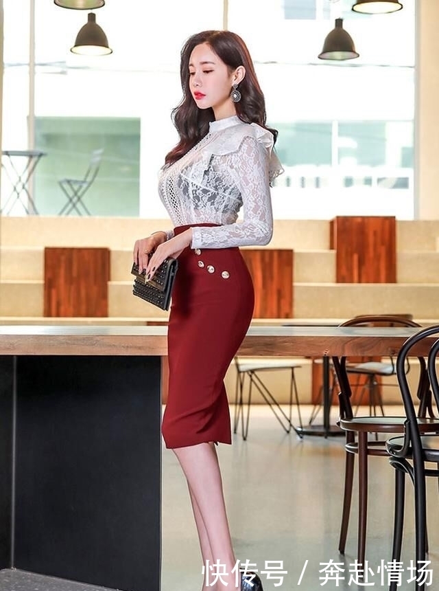 细跟鞋大气的小尖头设计,有着行云流水般美感,尽显知性女人气质