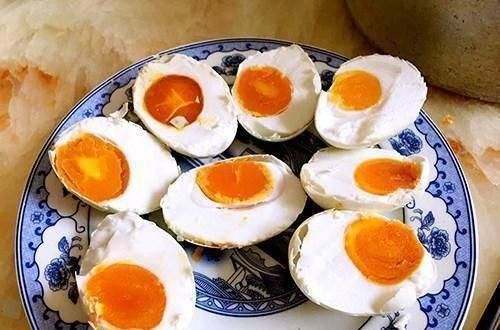 咸鸭蛋|80岁奶奶腌制咸鸭蛋的秘方,不加一滴水,7天就起沙,个个都流油