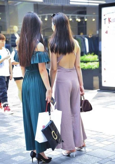 街拍这对大长腿闺蜜,走在街上绝对吸引眼球